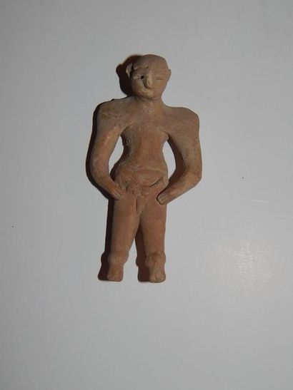 Figure masculine debout, en terre cuite....