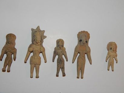 Cinq figures féminines debout, en terre cuite....