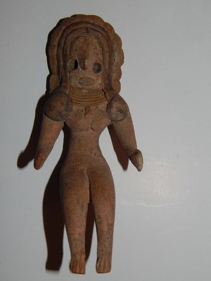 Figure féminine debout à la coiffure tressée,...