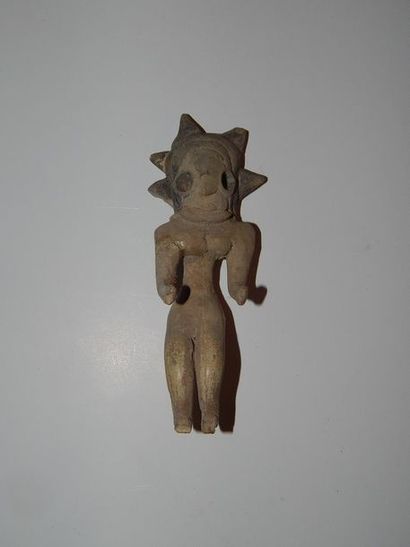 Figure féminine assise à la coiffure rayonnante,...