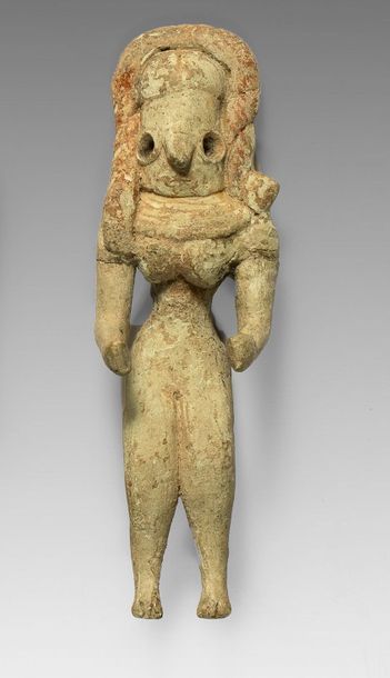 Figure féminine assise à la coiffure tressée,...