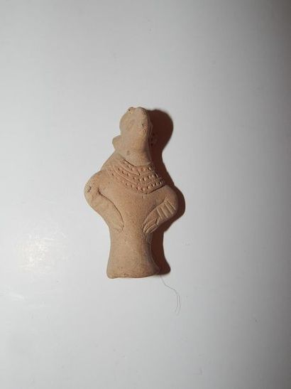 Idole féminine en terre cuite, au visage...