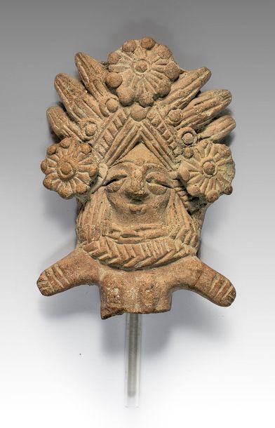Buste de déesse-mère, à la coiffure fleurie....