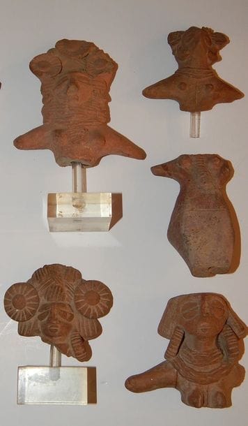 Cinq torses de déesse-mère, à la coiffure...