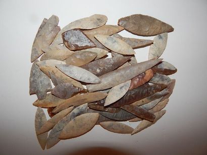 Lot de quatre-vingt-cinq pointes de flèches...