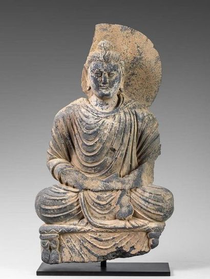 Bouddha auréolé assis sur un trône en méditation....