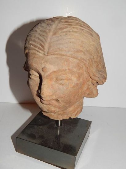 Tête de femme, en terre cuite. H : 12.5 cm....