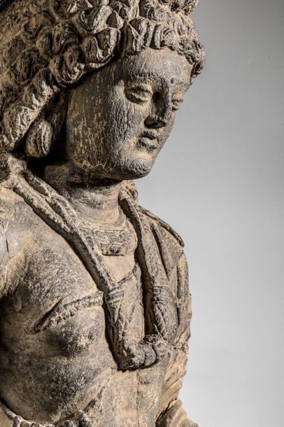 Corps de Bodhisattva debout, en schiste,...
