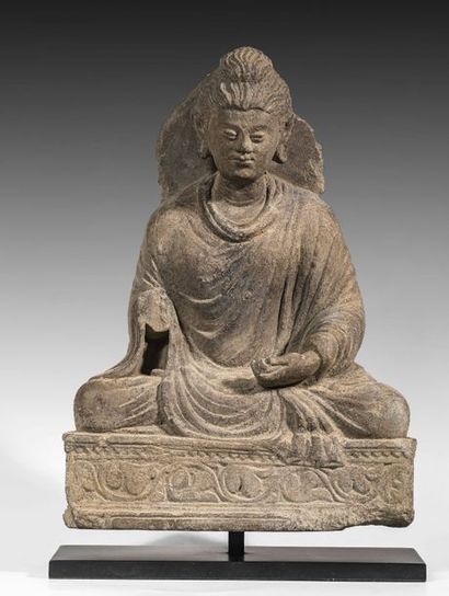 Bouddha auréolé debout sur un socle, en schiste....