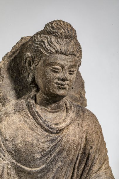 Bouddha auréolé debout sur un socle, en schiste....