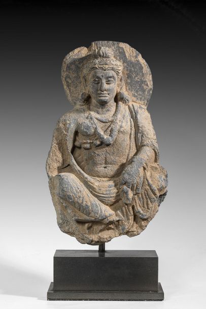 Bouddha auréolé au collier plat, en schiste,...