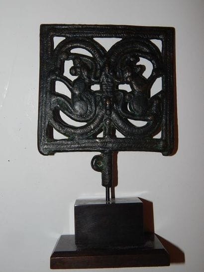 Sommet d’épingle. Plaque carrée ajourée de...
