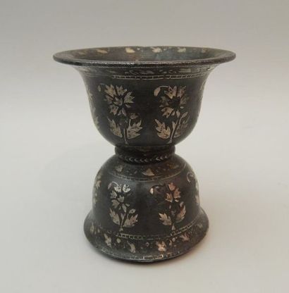 Coupe sur piédouche en métal niellé d’argent....