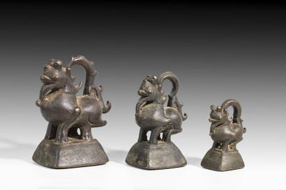 Trois poids à opium, en forme de lion . H...