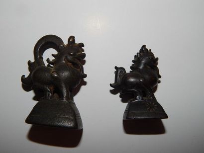 Deux poids à opium, en forme de lion. H :...