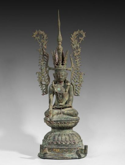Bouddha ailé sur son socle, en bronze à patine...