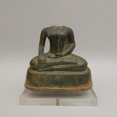 Corps de Bouddha acéphale assis, exécutant...