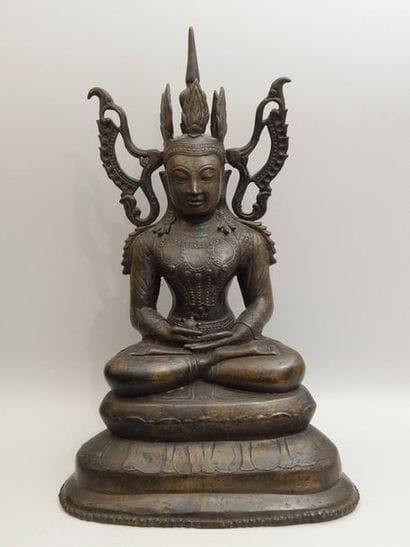 Bouddha paré et ailé, assis dans la position...