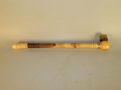 Pipe à opium en os et son fourneau en terre...