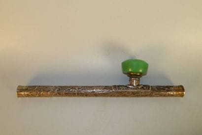 Pipe à opium en métal argentifère et fourneau...