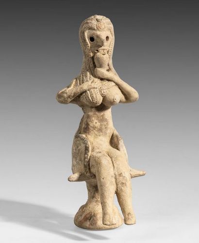 Figurine féminine en terre cuite, assise...