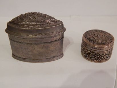 Deux boîtes en métal argenté, à décor de...