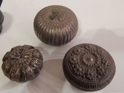 Trois boîtes rondes en métal argentifère,...