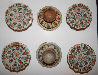 Six coupelles sur piédouche en porcelaine...