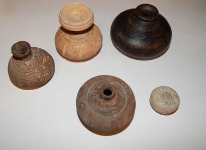 Quatre petits vases et une petite boîte en...