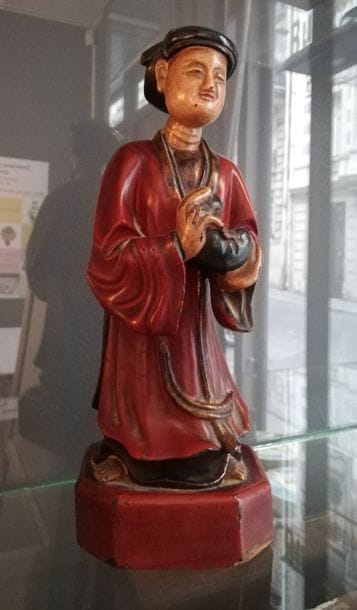 Personnage en bois laqué polychrome. Vietnam,...