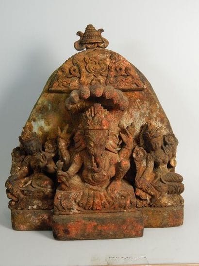 Frise en bois peint représentant Ganesh entouré...