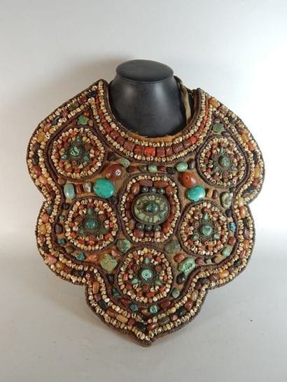 Petit plastron en tissu, orné de turquoises...
