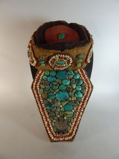 Toque de trappeur, en tissu orné de turquoises...