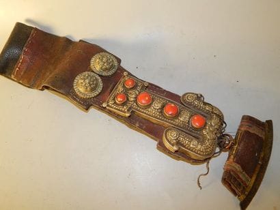 Elément de ceinture et briquet à décor en...