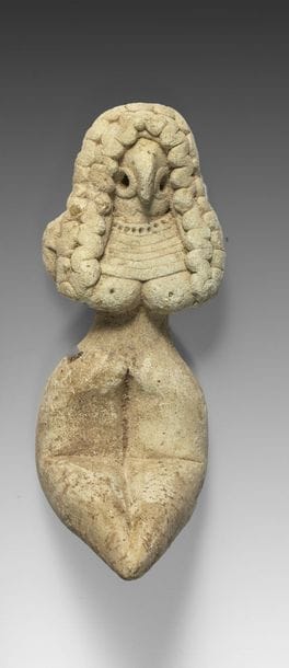 Figurine féminine assise, représentée les...