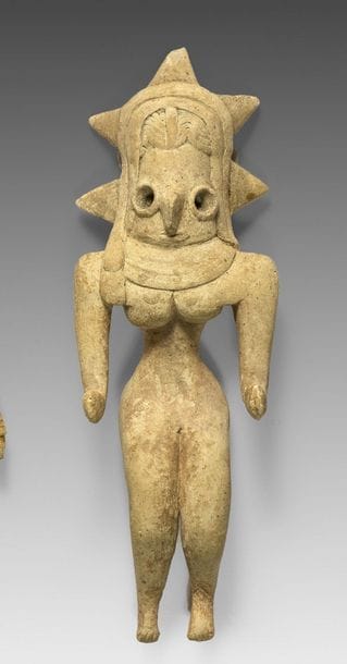 Figure féminine assise à la coiffure rayonnante,...