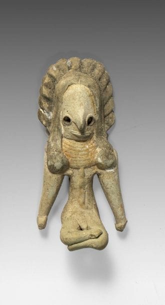 Figurine féminine assise en tailleur, en...
