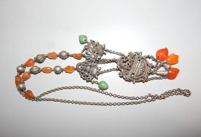 Collier en métal argenté et perles de turquoise...