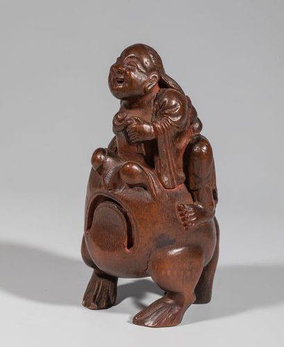 Figure en bambou, sculptée d’un enfant sur...