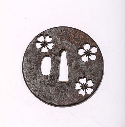 Tsuba en fer, à décor ajouré. H : 7,1 cm....