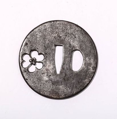 Tsuba en fer, à décor ajouré. H : 6,9 cm....