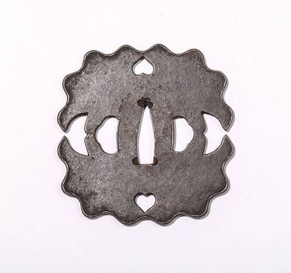Tsuba en fer, à décor floral. H : 8 cm. Japon,...
