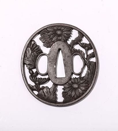 Tsuba en fer, à décor ajouré floral. H :...