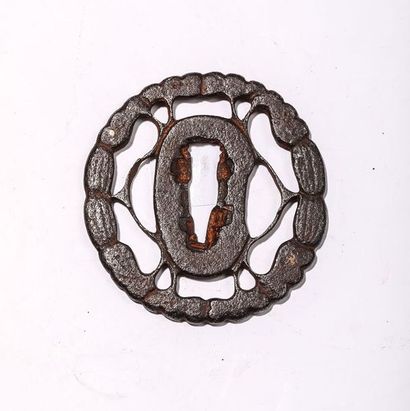 Tsuba en fer, à décor floral .H : 6,3 cm....