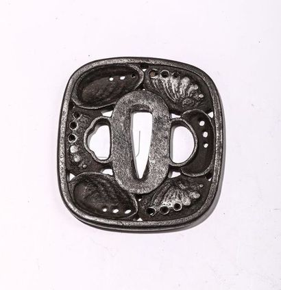 Tsuba en fer, à décor de coquillages. H :...