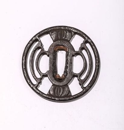 Tsuba en fer, à décor floral. H : 7 cm. Japon,...