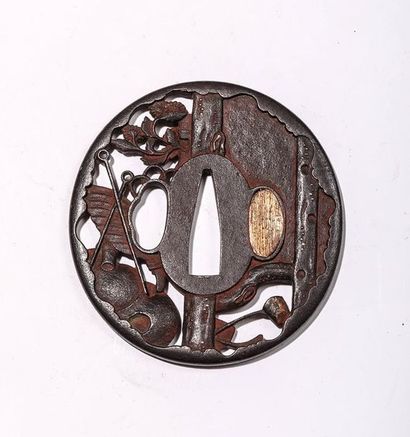 Tsuba en fer, à décor ajouré floral. H :...