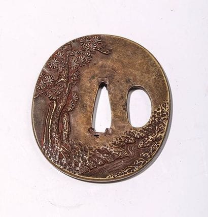 Tsuba en fer, à décor ciselé de vieillards....