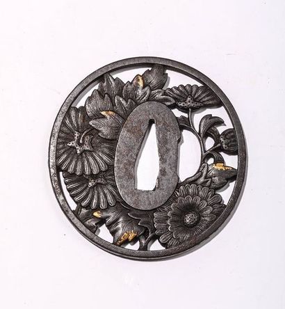 Tsuba en fer, à décor de chrysanthèmes. H :...