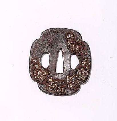 Tsuba en fer, à décor floral et de figures....